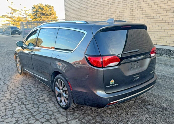 Chyrysler Pacifica 8 osobowy Limited