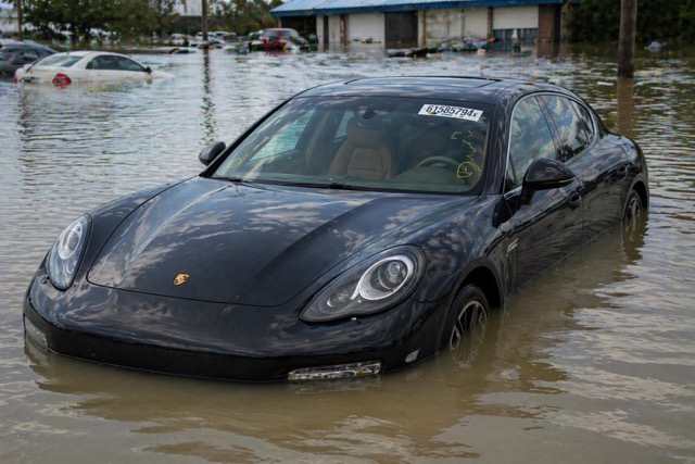 Jak rozpoznać auto po powodzi? Poradnik dla kupującego pojazd popowodziowy